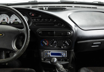 Подержанный автомобиль Chevrolet Niva 2006 года (14 фото)