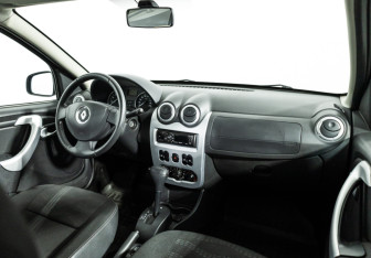 Подержанный автомобиль Renault Sandero 2014 года (9 фото)