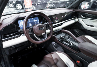 Подержанный автомобиль Geely Monjaro 2023 года (13 фото)