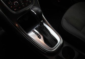 Подержанный автомобиль Opel Astra Hatchback 2012 года (12 фото)