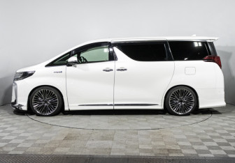 Подержанный автомобиль Toyota Alphard 2020 года (8 фото)