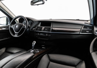 Подержанный автомобиль BMW X5 2013 года (9 фото)