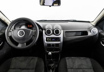 Подержанный автомобиль Renault Sandero 2013 года (10 фото)