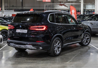 Подержанный автомобиль BMW X5 2019 года (7 фото)