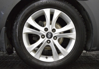 Подержанный автомобиль Hyundai Sonata 2011 года (9 фото)