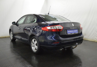 Подержанный автомобиль Renault Fluence 2010 года (7 фото)