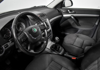 Подержанный автомобиль Skoda Octavia Liftback 2013 года (9 фото)
