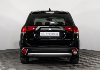 Подержанный автомобиль Mitsubishi Outlander 2018 года (6 фото)