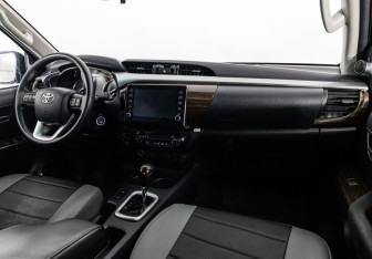 Подержанный автомобиль Toyota Hilux 2022 года (10 фото)