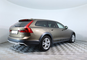 Подержанный автомобиль Volvo V90 Cross Country 2017 года (5 фото)