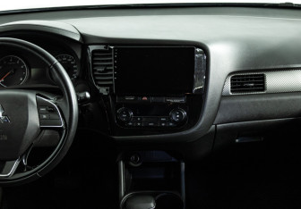 Подержанный автомобиль Mitsubishi Outlander 2015 года (14 фото)