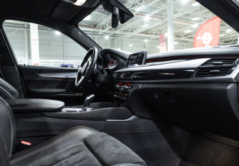 Подержанный автомобиль BMW X6 2016 года (23 фото)