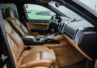 Подержанный автомобиль Porsche Cayenne 2011 года (32 фото)