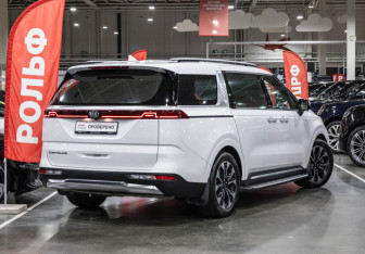 Подержанный автомобиль Kia Carnival 2020 года (9 фото)