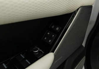 Подержанный автомобиль Land Rover Range Rover Velar 2021 года (18 фото)