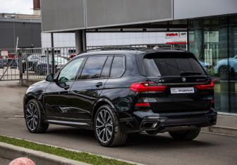 Подержанный автомобиль BMW X7 2020 года (8 фото)