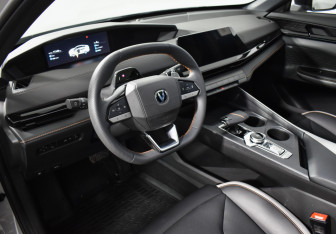 Подержанный автомобиль Changan UNI-V 2024 года (9 фото)