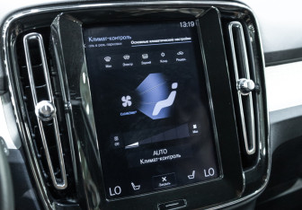 Подержанный автомобиль Volvo XC40 2019 года (20 фото)