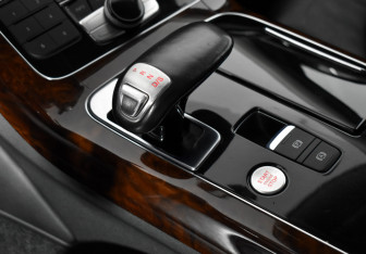 Подержанный автомобиль Audi A8 2012 года (12 фото)