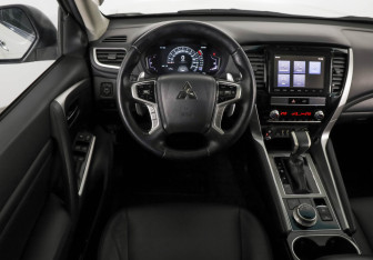 Подержанный автомобиль Mitsubishi Montero Sport 2022 года (12 фото)