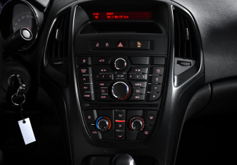 Подержанный автомобиль Opel Astra Hatchback 2012 года (13 фото)