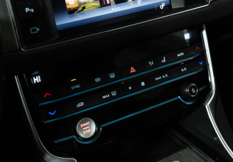 Подержанный автомобиль Jaguar XF Sedan 2016 года (16 фото)