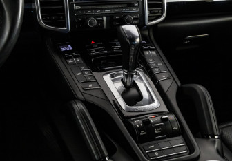 Подержанный автомобиль Porsche Cayenne 2015 года (16 фото)