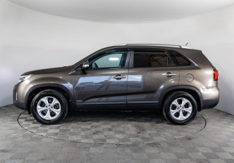 Подержанный автомобиль Kia Sorento 2013 года (16 фото)