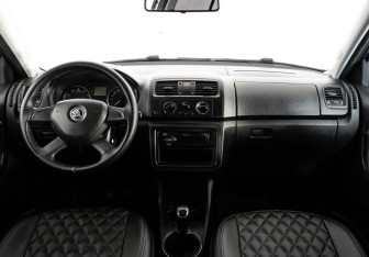 Подержанный автомобиль Skoda Fabia Hatchback 2013 года (10 фото)