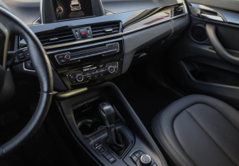 Подержанный автомобиль BMW X1 2017 года (23 фото)