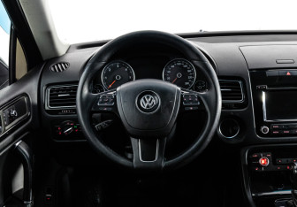 Подержанный автомобиль Volkswagen Touareg 2011 года (12 фото)