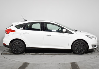 Подержанный автомобиль Ford Focus Hatchback 2017 года (4 фото)
