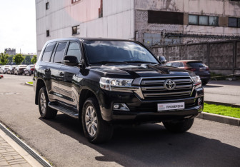 Подержанный автомобиль Toyota Land Cruiser Suv 2016 года (5 фото)