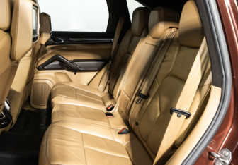 Подержанный автомобиль Porsche Cayenne 2011 года (10 фото)