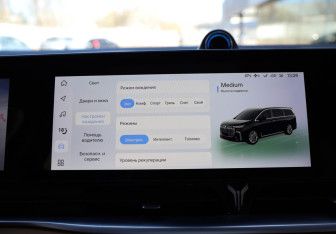 Подержанный автомобиль Voyah Dream 2023 года (22 фото)