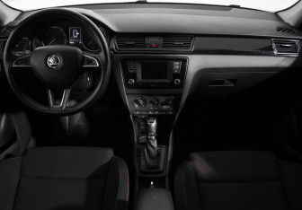 Подержанный автомобиль Skoda Rapid Liftback 2015 года (13 фото)