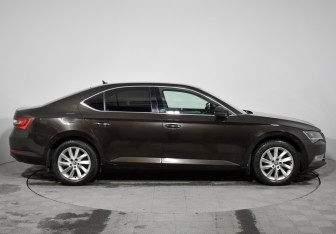 Подержанный автомобиль Skoda Superb Liftback 2018 года (4 фото)