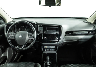 Подержанный автомобиль Mitsubishi Outlander 2021 года (13 фото)