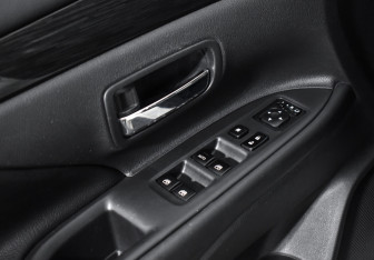 Подержанный автомобиль Mitsubishi Outlander 2017 года (10 фото)