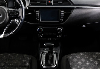 Подержанный автомобиль Kia Rio Hatchback 2018 года (13 фото)