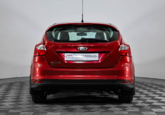 Подержанный автомобиль Ford Focus Hatchback 2011 года (6 фото)