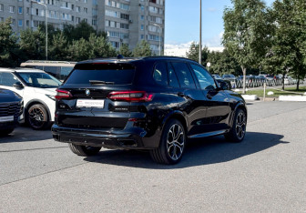 Подержанный автомобиль BMW X5 2021 года (3 фото)