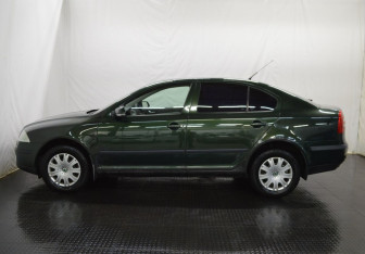 Подержанный автомобиль Skoda Octavia Liftback 2005 года (8 фото)