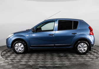 Подержанный автомобиль Renault Sandero 2012 года (8 фото)