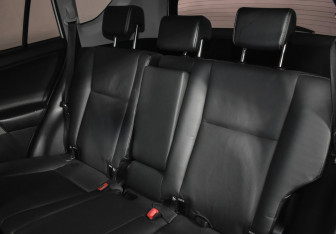 Подержанный автомобиль Toyota RAV4 2015 года (13 фото)