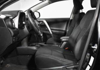 Подержанный автомобиль Toyota RAV4 2018 года (11 фото)