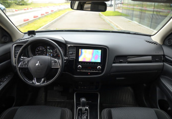 Подержанный автомобиль Mitsubishi Outlander 2021 года (11 фото)