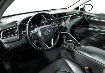 Подержанный автомобиль Toyota Camry Sedan 2019 года (11 фото)