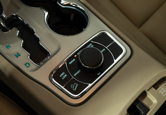 Подержанный автомобиль Jeep Grand Cherokee 2012 года (17 фото)