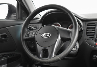 Подержанный автомобиль Kia Rio Sedan 2010 года (14 фото)